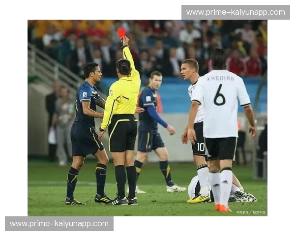 开云体育红黄牌对比：解析足球比赛中的关键规则